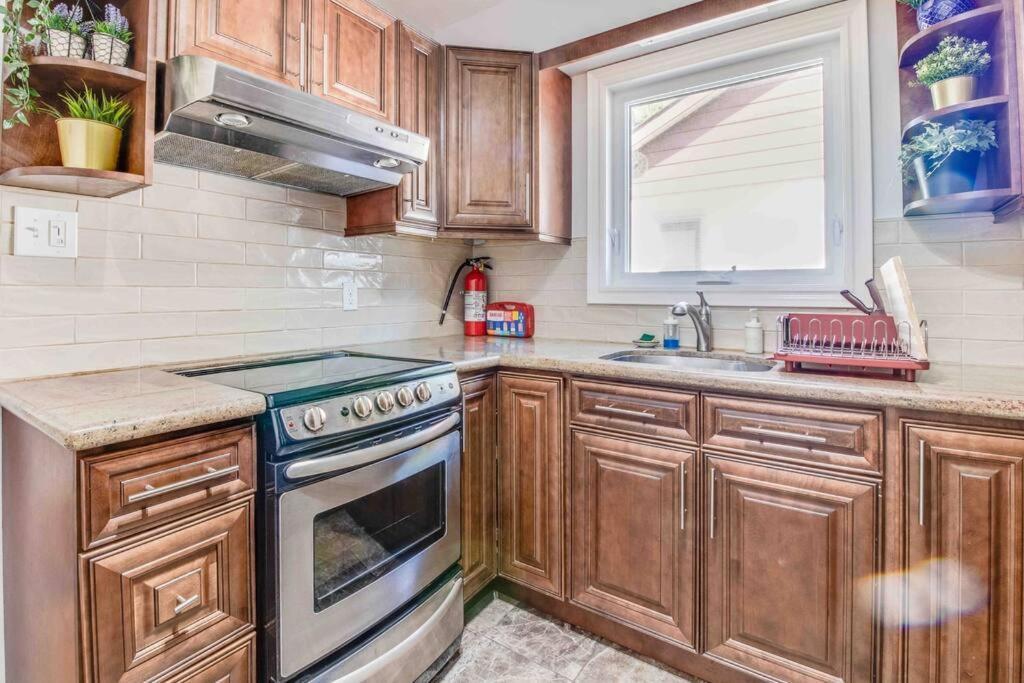 Beautiful House Near Bluffers Beach, 25 Minutes To Downtown, Free Parking, And Wifi Apartment