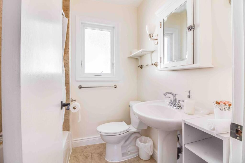 Beautiful House Near Bluffers Beach, 25 Minutes To Downtown, Free Parking, And Wifi Apartment