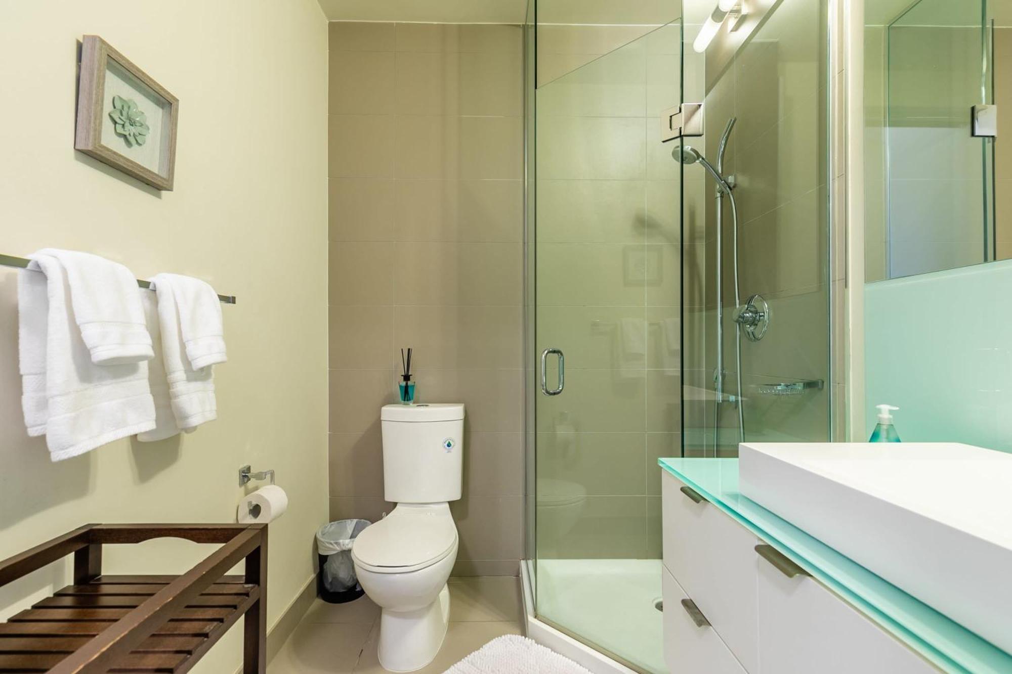 Spacious W Stunning Views Of Downtown Toronto