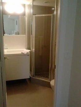 E.s.i Furnished At Fly Toronto